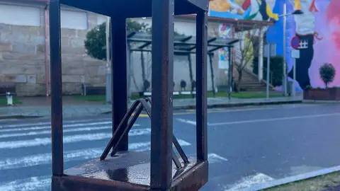 Nuevo soporte instalado en la r&uacute;a Dous de Maio para garantizar el mejor encuadre del mural de la Pantalla.