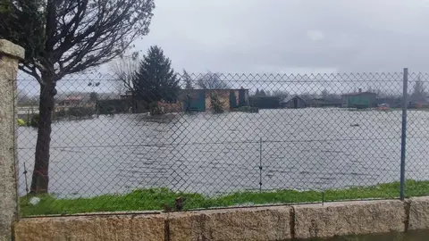 Una de las viviendas que tiene su jard&iacute;n totalmente anegado. | FOTO: Xos&eacute; Lois Colmenero.