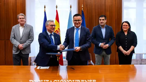 O presidente provincial e o conselleiro auton&oacute;mico formalizan o acordo para a mellora comercial.