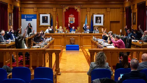 Os membros da Corporaci&oacute;n provincial alzan a man para aprobar por unanimidade os novos plans de financiamento destinados aos concellos.