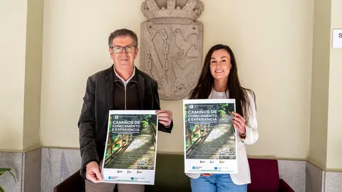 O concelleiro de Cultura, Carlos G&oacute;mez, xunto a Patricia Alonso, profesora da USC, durante a presentaci&oacute;n oficial destas novas xornadas formativas na nosa localidade.