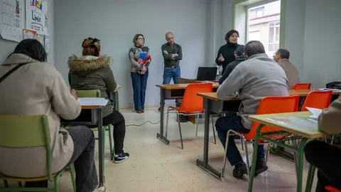 Imaxe do arranque oficial do curso de emprego no sector da lox&iacute;stica, que contou coa presenza destacada da concelleira limi&aacute; &Aacute;ngeles Mart&iacute;nez.
