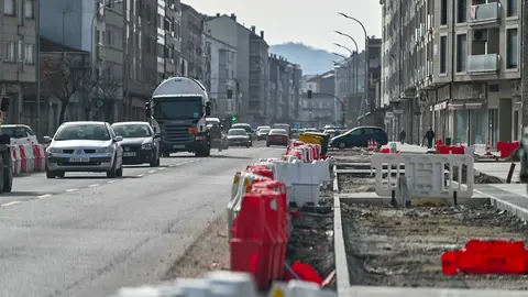 Imagen de la Avenida de Ourense en obras, donde se aplicar&aacute; el nuevo dispositivo especial de movilidad dise&ntilde;ado para turismos y camiones desde el 16 de marzo.