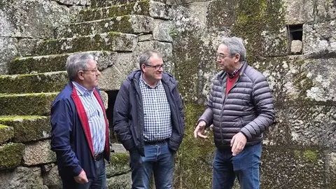 Jos&eacute; Manuel G&oacute;mez, Amador D&iacute;az y Gumersindo Lamas Alvar, conversan sobre las jornadas Ruralmente en las inmediaciones de la Casa da Brea, en Pi&ntilde;eira Seca.