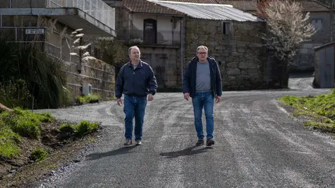 El concejal de Obras, Ram&oacute;n G&oacute;mez, y el alcalde, Amador D&iacute;az, supervisan el resultado final de las labores de asfaltado en Soutelo de Pena.