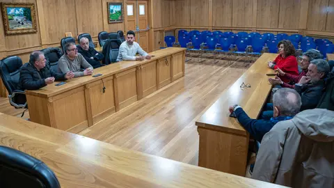Alcaldes e alcaldesas da comarca da Limia durante a xuntanza de urxencia mantida no sal&oacute;n de plenos de Xinzo de Limia.