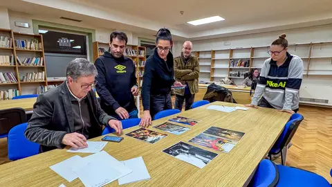 Representantes del jurado y del Concello de Xinzo durante la deliberaci&oacute;n final del II Concurso Fotogr&aacute;fico del Entroido.