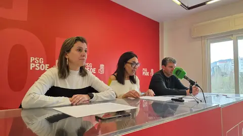 Los representantes del PSdeG-PSOE de Ourense, Natalia Gonz&aacute;lez, Carmen Rodr&iacute;guez Dacosta y &Aacute;lvaro Vila, durante la rueda de prensa de balance.