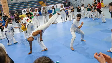 Participantes en una exhibici&oacute;n de capoeira en un encuentro deportivo. | FOTO: Noelia Caseiro.