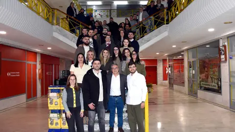 Foto de familia de los m&aacute;s de 50 j&oacute;venes y cargos p&uacute;blicos del PP asistentes a la reuni&oacute;n en Xinzo.