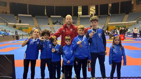 Los deportistas limianos que consiguieron podios en el campeonato gallego de k&aacute;rate.