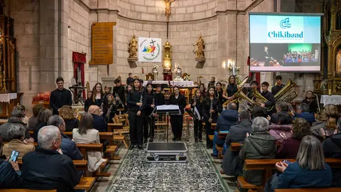 Los integrantes de la Chikiband, secci&oacute;n juvenil de la Agrupaci&oacute;n Musical da Limia, durante su actuaci&oacute;n por Santa Cecilia en 2025.
