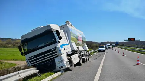 Cami&oacute;n medio volcado en la margen derecha de la A-52 a su paso por Xinzo.