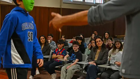 Estudiantes de Educaci&oacute;n Primaria analizan unha situaci&oacute;n de conflito durante a representaci&oacute;n teatral do programa "Pasando a B&oacute;la".