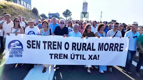 Miembros del Partido Popular, con el presidente provincial Luis Menor a la cabeza, participan en la movilizaci&oacute;n de la plataforma Dereito ao Tren en A Gudi&ntilde;a el pasado agosto.