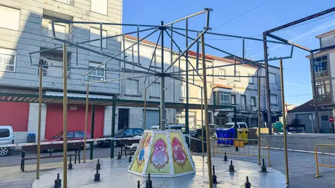 La estructura met&aacute;lica del Gran Carrusel ya es visible en la Praza San Roque, donde se ultima su instalaci&oacute;n t&eacute;cnica.