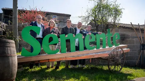 El alcalde de Xinzo y miembros del grupo de gobierno municipal posan en el photocall rural de los Premios Semente.