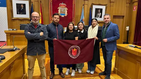 O deputado Jos&eacute; Mar&iacute;a Lago e o profesor Eladio Jard&oacute;n posan cos estudantes do Centro Universitario Tlaca&eacute;lel e a bandeira da s&uacute;a instituci&oacute;n no sal&oacute;n de plenos da Deputaci&oacute;n de Ourense.