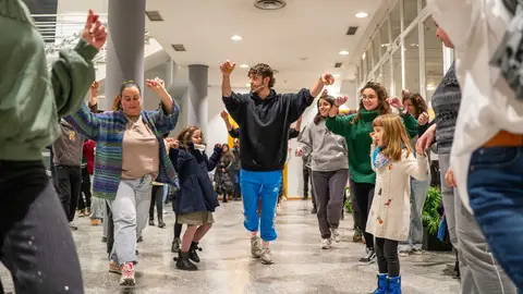 Imagen de archivo del core&oacute;grafo Artur Puga instruyendo a los alumnos en un taller celebrado en la capital limiana a finales del a&ntilde;o 2025.