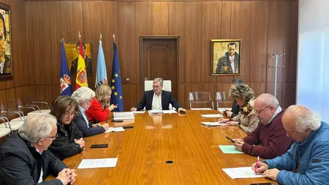 Imaxe da Xunta de Goberno da Deputaci&oacute;n de Ourense, encabezada polo presidente Luis Menor, analizando o plan contra o reto demogr&aacute;fico.