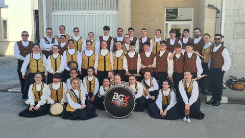 Los integrantes de la Escola Municipal de Gaitas e Percusi&oacute;n posan tras su exitosa participaci&oacute;n en el certamen musical.