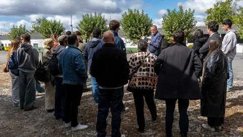 El alcalde de Xinzo de Limia, Amador D&iacute;az, gu&iacute;a a los estudiantes de Arquitectura de CESUGA durante una jornada de trabajo de campo en el entorno del futuro Auditorio Municipal.