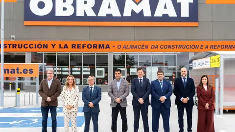 O presidente provincial, Luis Menor, participa na inauguraci&oacute;n da empresa Obramat. Na r&uacute;a 2,1 do Pol&iacute;gono Empresarial de San Cibrao das Vi&ntilde;as. Tam&eacute;n participan Marta Nov&oacute;a Iglesias (Alcaldesa de San Cibrao, Antonio Bullido (Director Xeral de Obramat), Jos&eacute; Manuel Bada (Director Rexional de Obramat), Alejandro Rey (Xefe de Almac&eacute;n de Ourense), Mar&iacute;a Jos&eacute; Riveiro (Obramat), Gabriel Al&eacute;n Castro (Director Xeral de Comercio da Xunta), Manuel Pardo Cid (Delegado da Xunta en Ourense), entre outras autoriades e traballadores de Obramat.