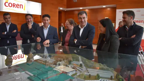 O conselleiro Rom&aacute;n Rodr&iacute;guez atende &aacute;s explicaci&oacute;ns xunto a directivos de Coren e investigadores da Universidade de Vigo ante a maqueta das instalaci&oacute;ns.
