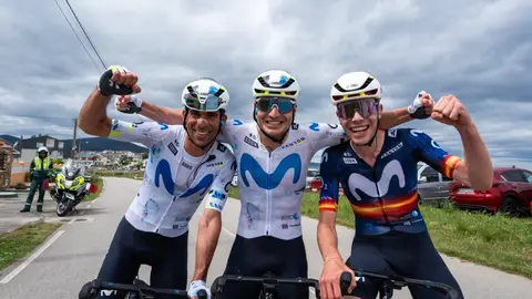 Carlos Canal celebra la victoria con sus compa&ntilde;eros de equipo.