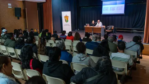 Participantes y t&eacute;cnicos municipales durante la sesi&oacute;n informativa celebrada en la Casa da Cultura de Xinzo.