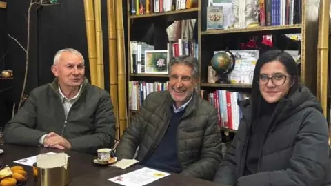 Delf&iacute;n Caseiro, Ant&oacute;n Jard&oacute;n e Alba Barreira, no acto de
presentaci&oacute;n do certame, na tenda &Aacute;gora de Xinzo.