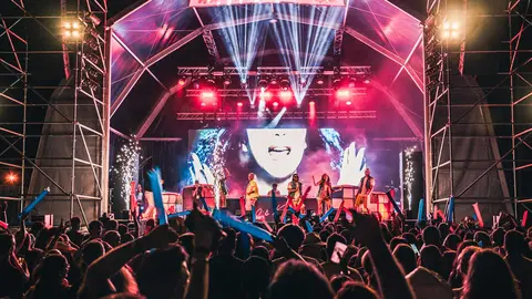 Imagen de la multitudinaria asistencia registrada en la pasada edici&oacute;n del festival, que este a&ntilde;o cumple su primera d&eacute;cada de historia. | Foto: Pedras Sounds Fest.