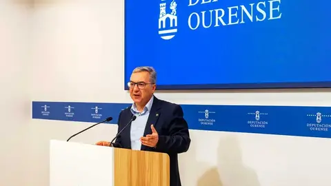O presidente provincial, Luis Menor, ofrecendo unha rolda de prensa.