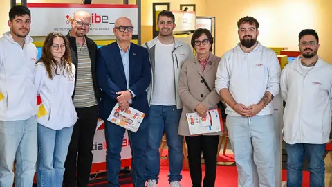 Eladio Santos visita el stand itinerante de Experiencia INCIBE en Xinzo.
