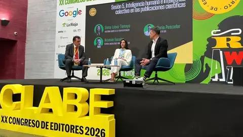 Profesionales del periodismo local debaten sobre el futuro del sector en el congreso.