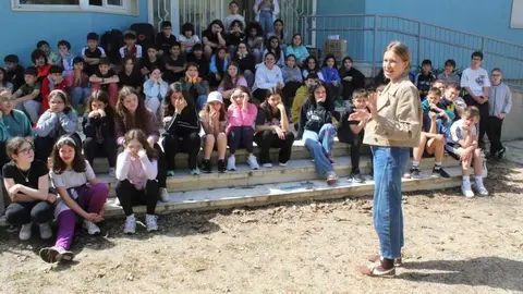 A directora xeral de Xuventude, Lara Meneses, dirix&iacute;ndose aos 65 escolares do Bierzo e Sanabria no albergue das Sinas.