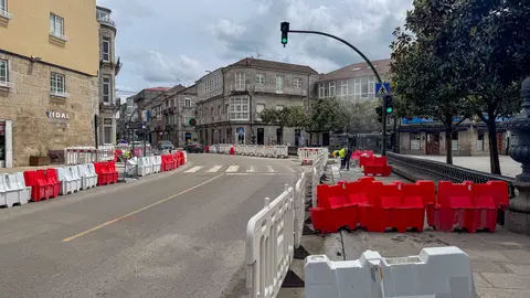 Operarios trabajan en las labores de asfaltado previstas en la N-525 durante esta semana.