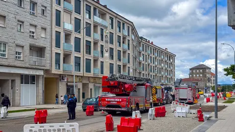 Camiones de los Bomberos de Xinzo y coches patrulla desplegados frente al edificio de la Avenida de Ourense. | Foto: Xos&eacute; Lois Colmenero.