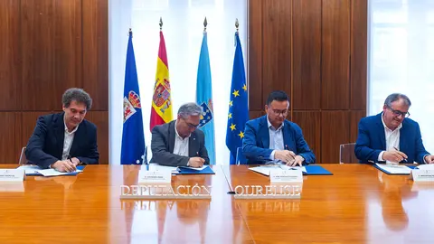 ACTO SINATURA CONVENIOS PRAZAS DE ABASTOS CARBALLI&Ntilde;O E XINZO DE LIMIA
O presidente provincial, Luis Menor, participa no acto de sinatura dos convenios, coa Xunta de Galicia representada por Jos&eacute; Gonz&aacute;lez (Conseller&iacute;a de Emprego) para a mellora das prazas de abastos do Carballi&ntilde;o, Jos&eacute; Castro Gil (Alcalde en Funci&oacute;ns) e Xinzo de Limia, Amador D&iacute;az Pen&iacute;n (Alcalde de Xinzo de Limia).