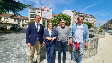 Representantes del Concello de Xinzo y de la AECC durante la presentaci&oacute;n del nuevo Espacio Libre de Humo en el Parque do Pombal.