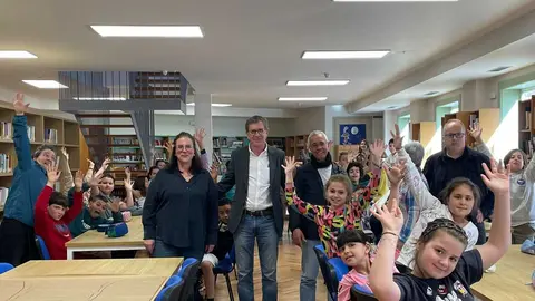 Alumnado do CEIP Rosal&iacute;a de Castro participando na sesi&oacute;n de contacontos na Biblioteca P&uacute;blica Antelana de Xinzo de Limia.