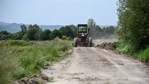 Una m&aacute;quina motoniveladora trabaja en el acondicionamiento de las pistas y accesos a las parcelas de regad&iacute;o en la Laguna de Antela. | Foto: Noelia Caseiro.