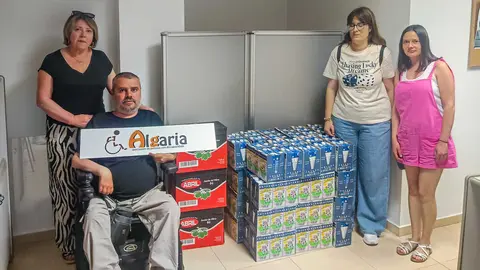 &Aacute;ngeles Mart&iacute;nez, &Oacute;scar Pena, Melissa G&oacute;mez y Laura L&oacute;pez; durante la recepci&oacute;n del material donado.