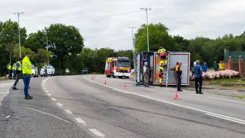 Efectivos de los Bomberos y la Guarda Civil de Tr&aacute;fico trabajan en el lugar del accidente en la N-525, a la altura del restaurante Nova&iacute;&ntilde;o, en Sandi&aacute;s. | Foto: Xos&eacute; Lois Colmenero.