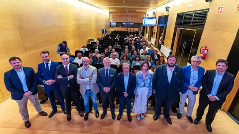 Foto de familia dos participantes na Xornada Municipal sobre Comunidades Cidad&aacute;s de Enerx&iacute;a e Mobilidade El&eacute;ctrica celebrada esta ma&ntilde;&aacute; no Centro Cultural Marcos Valc&aacute;rcel de Ourense.