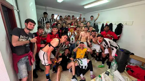 Celebraci&oacute;n no vestiario en Betanzos, logo de clasificarse para a final de ascenso a pasada fin de semana. | Foto: Cedida.