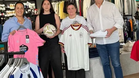 Los diputados del PPdeG Cristina Campero y Miguel Viso, durante su visita a un comercio de Xinzo de Limia.