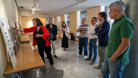 Representantes pol&iacute;ticos de Xinzo de Limia y responsables acad&eacute;micos de CESUGA durante la presentaci&oacute;n de las propuestas arquitect&oacute;nicas.