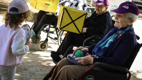 Personas mayores del Centro de D&iacute;a Solleira de Ver&iacute;n disfrutan de una actividad l&uacute;dica junto a una ni&ntilde;a. | Foto: Anabel G. Sim&oacute;n.