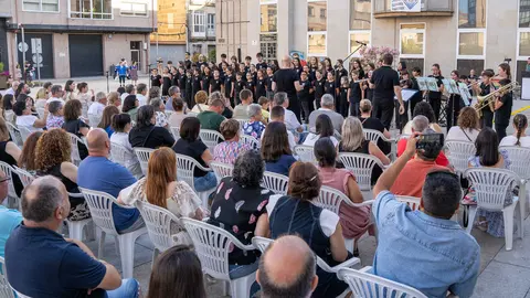 La plaza Carlos Casares, repleta para despedir el curso acad&eacute;mico del Conservatorio Profesional. | FOTO: Marcos Argibay.
